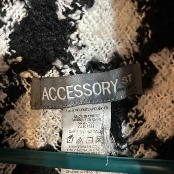 Women’s Black and white houndstooth wrap/cape. Rose gold clip, knit. - Picture 5 of 7